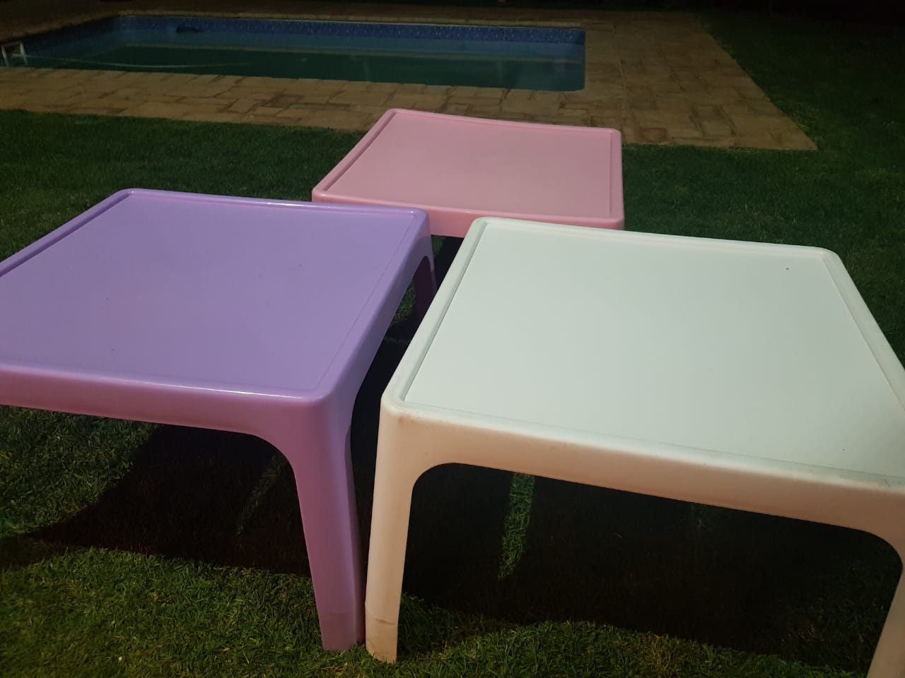 Crazy store outlet plastic table